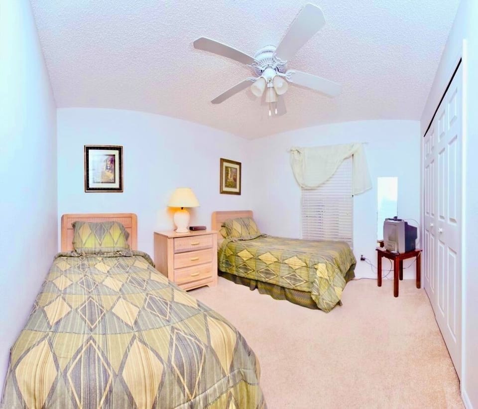 Bedroom 3: Twin beds and TV