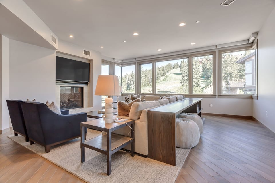 Flooring, Living Room, Indoors, Room, Floor