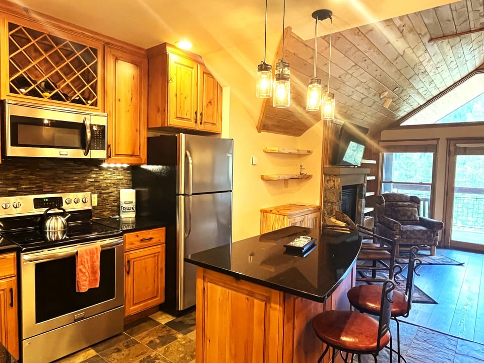 Updated kitchen has all the amenities for dining in