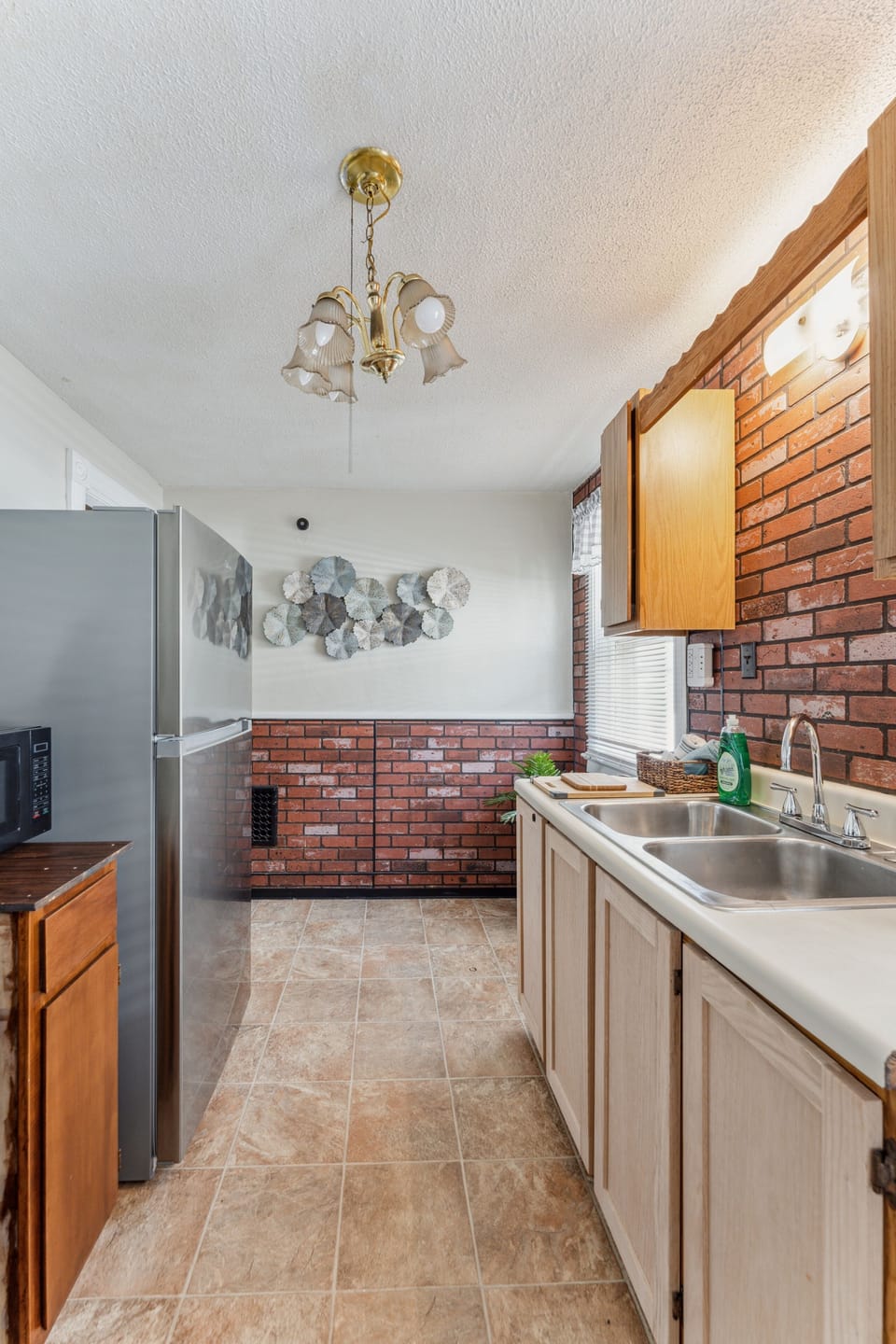 Floor, Indoors, Flooring, Lamp, Kitchen