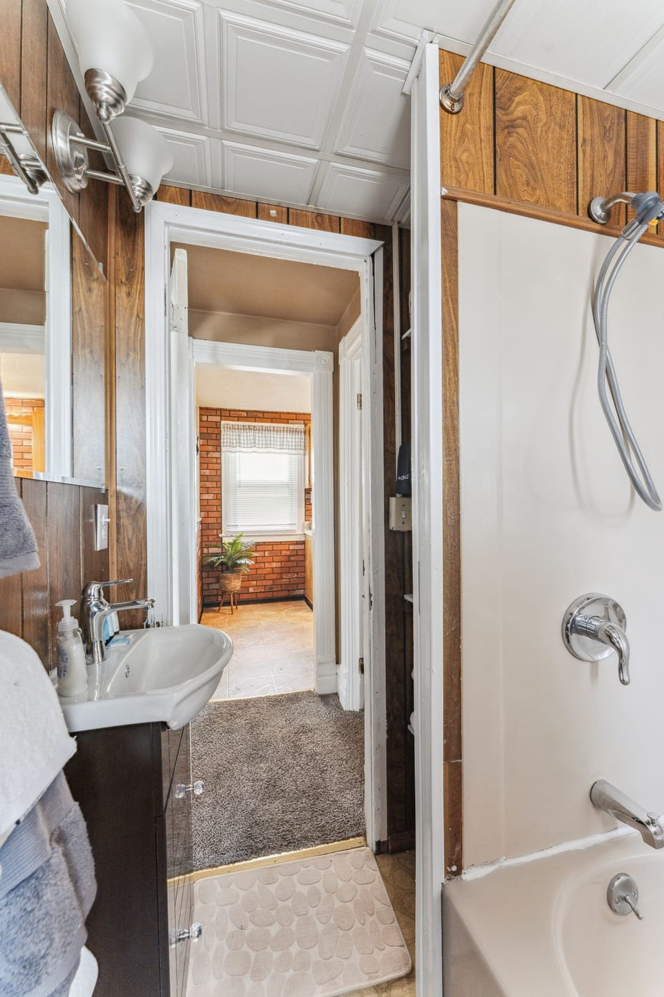 Indoors, Sink, Sink Faucet, Bathtub, Tub