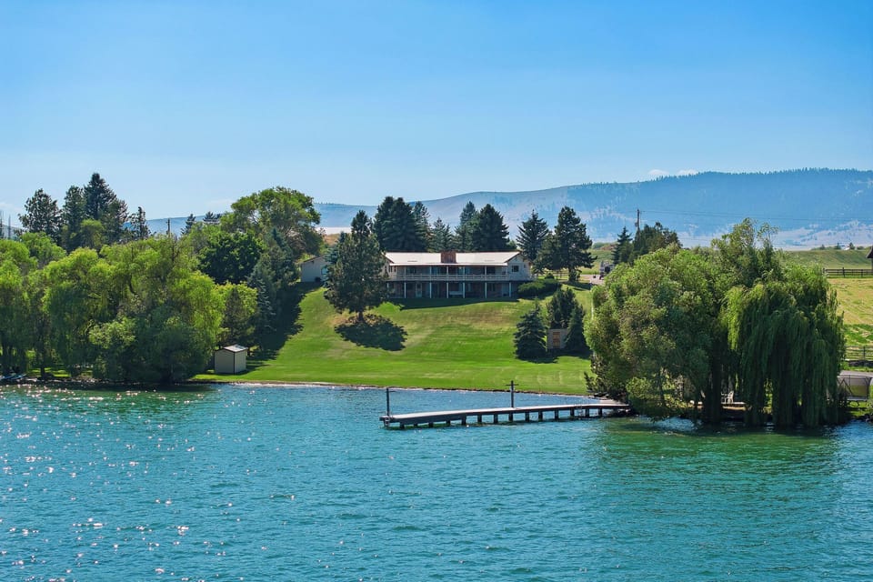 Beautiful, family-friendly home directly on the water!