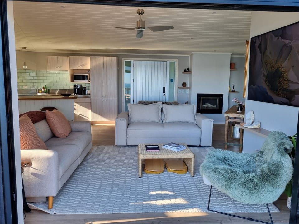 Lounge to Entrance
