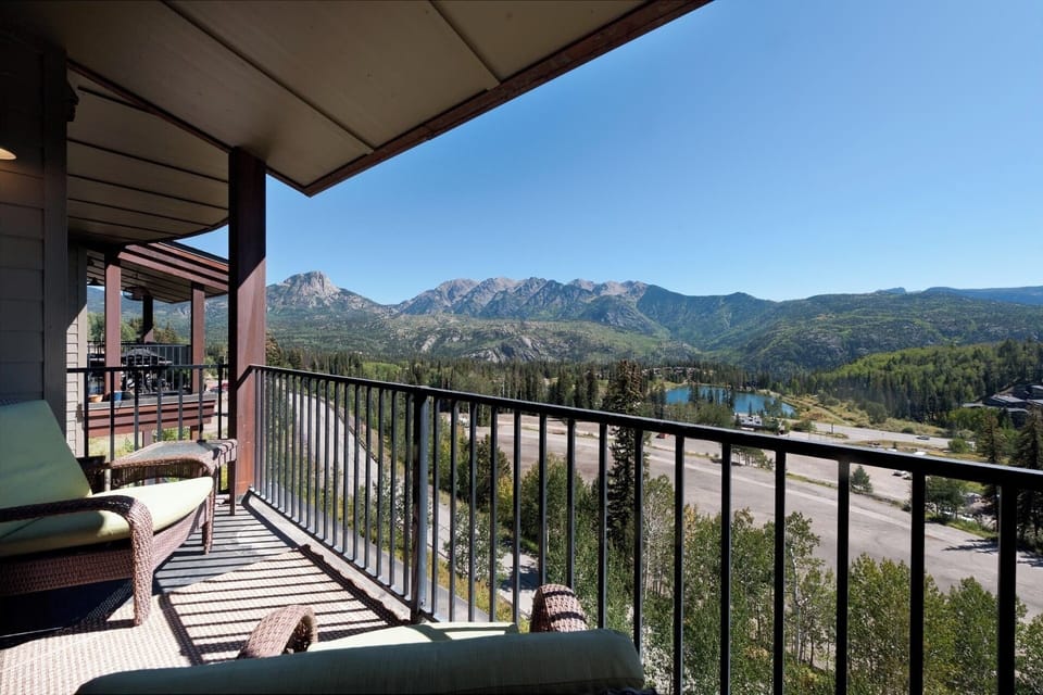 Amazing view of the Needles Mountain Range and Spud Mountain from the Deck