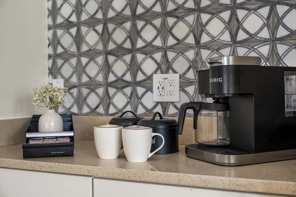  Start your mornings right with our fully equipped coffee station, perfect for brewing your favorite cup of coffee and enjoying a cozy start to your day. ☕✨