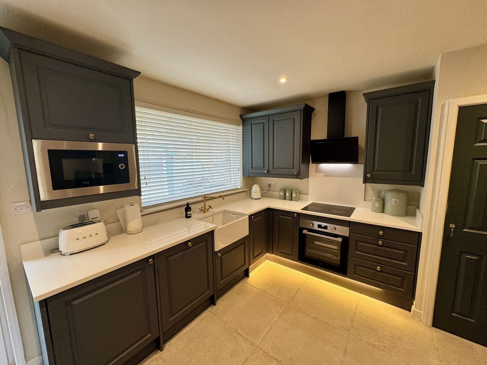 Kitchen; dishwasher, washer/dryer, fridge/freezer, microwave with Belfast sink, Quartz worktops.