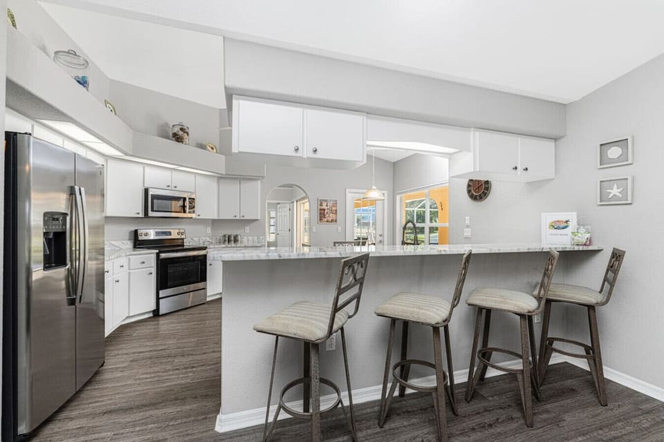 Fully Equipped Kitchen with Kitchen Bar and Barstools