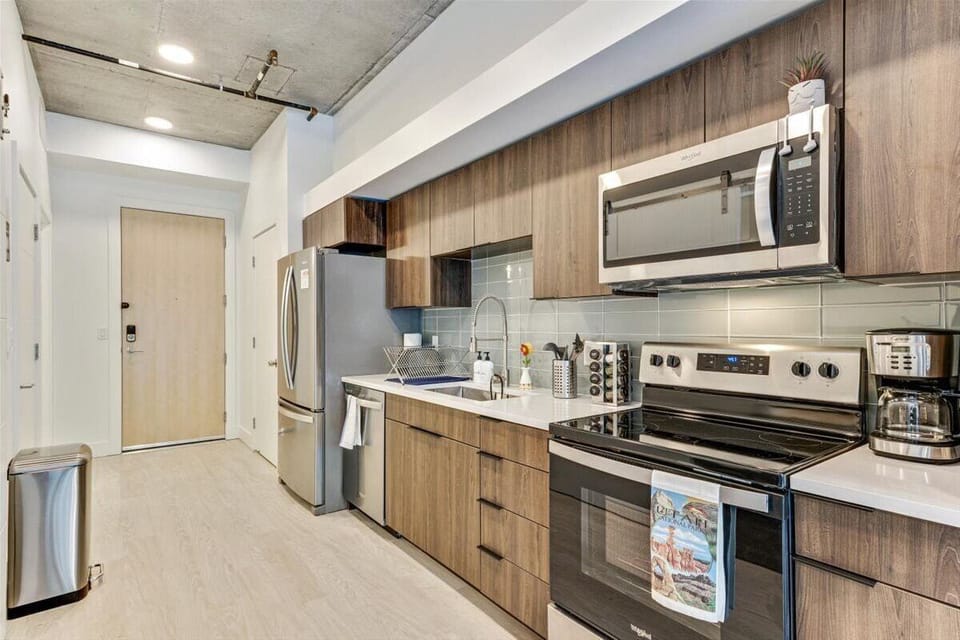 [Kitchen] Fully stocked & equipped