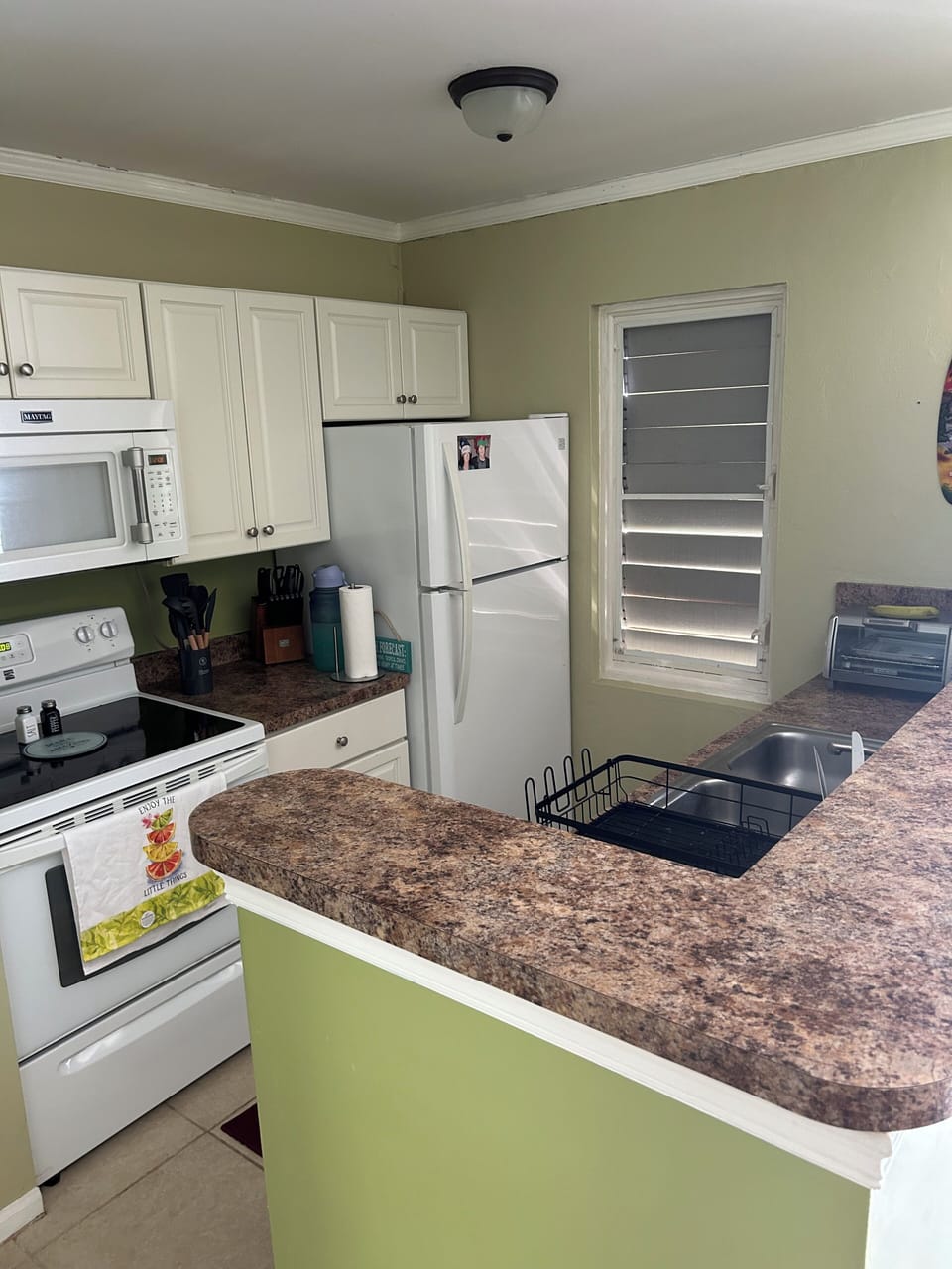 Fully equipped kitchen with all new furnishings