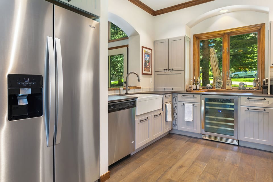 Gourmet kitchen (stainless steel appliances)