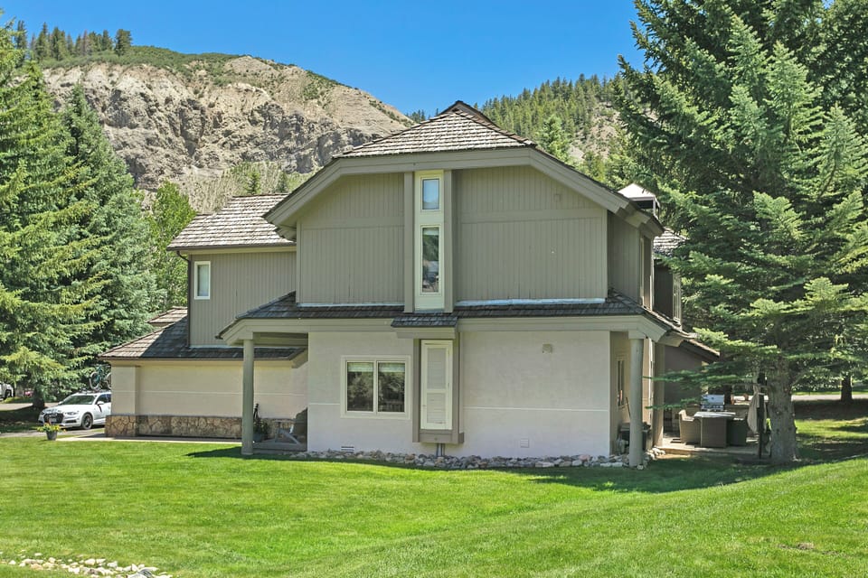 West side of the property (access to pool and hottub from this side)