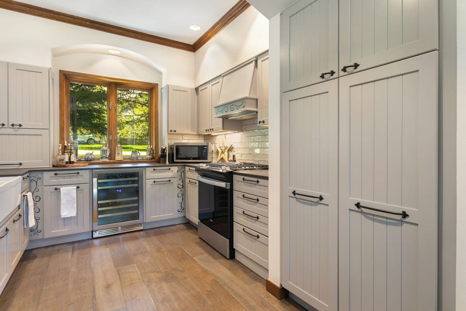 Gourmet kitchen (stainless steel appliances, expansive pantry)