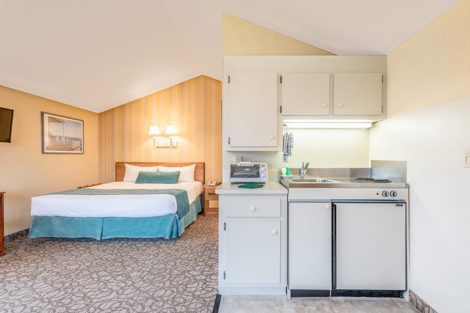 Fix quick snacks anytime with the convenient in-room kitchenette.