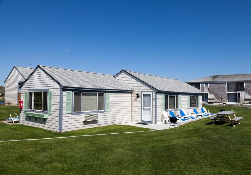 Arrive easily to a classic coastal cottage with sunny grounds.