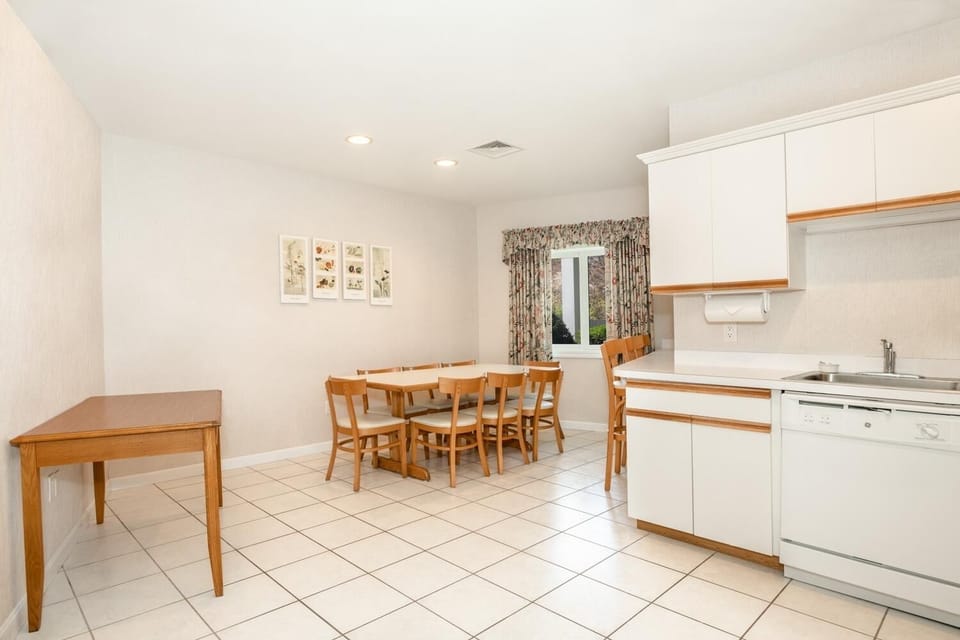 Gather for easy breakfasts around the roomy dining table.