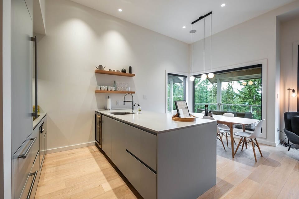 Full kitchen: High-end appliances
