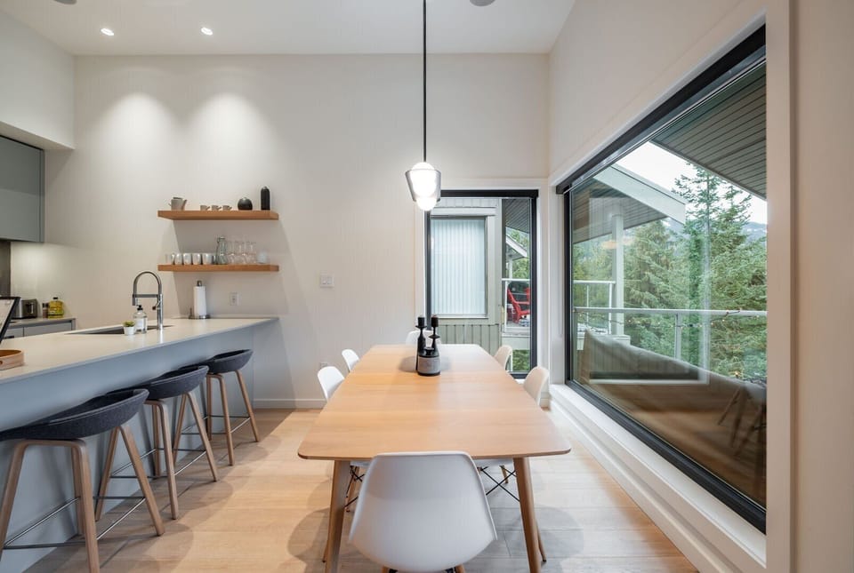 Dining area: Seats six people, Breakfast bar