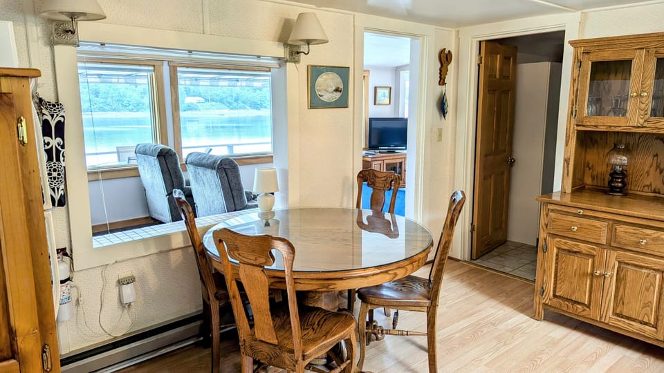 Dining area in the kitchen.