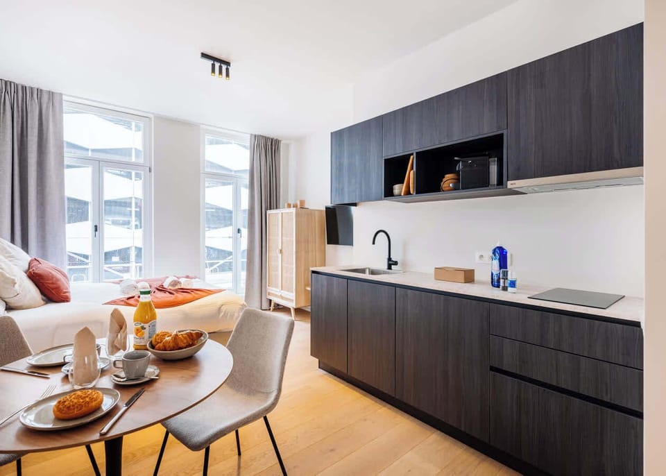 Romantic double bedroom (We provide prepared beds with high-quality bed linen)