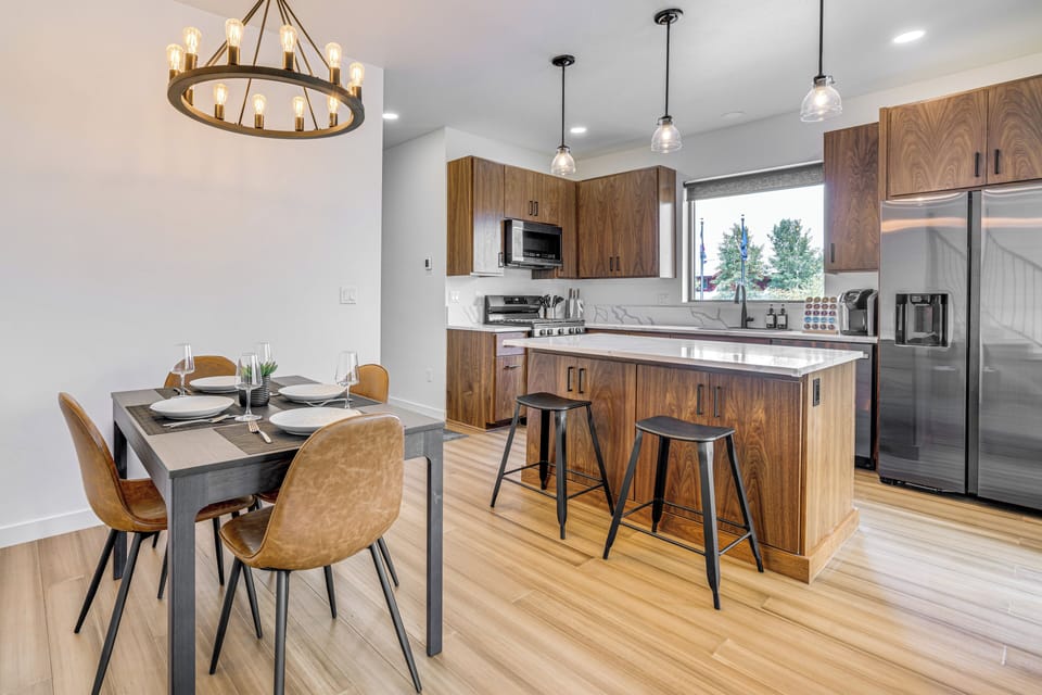 Dining Area | Full Kitchen