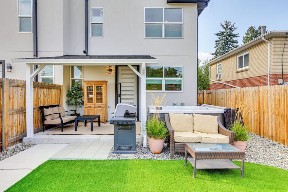 Golden Vacation Rental | 4BR | 3.5BA | 1 Step to Enter | 2,200 Sq Ft