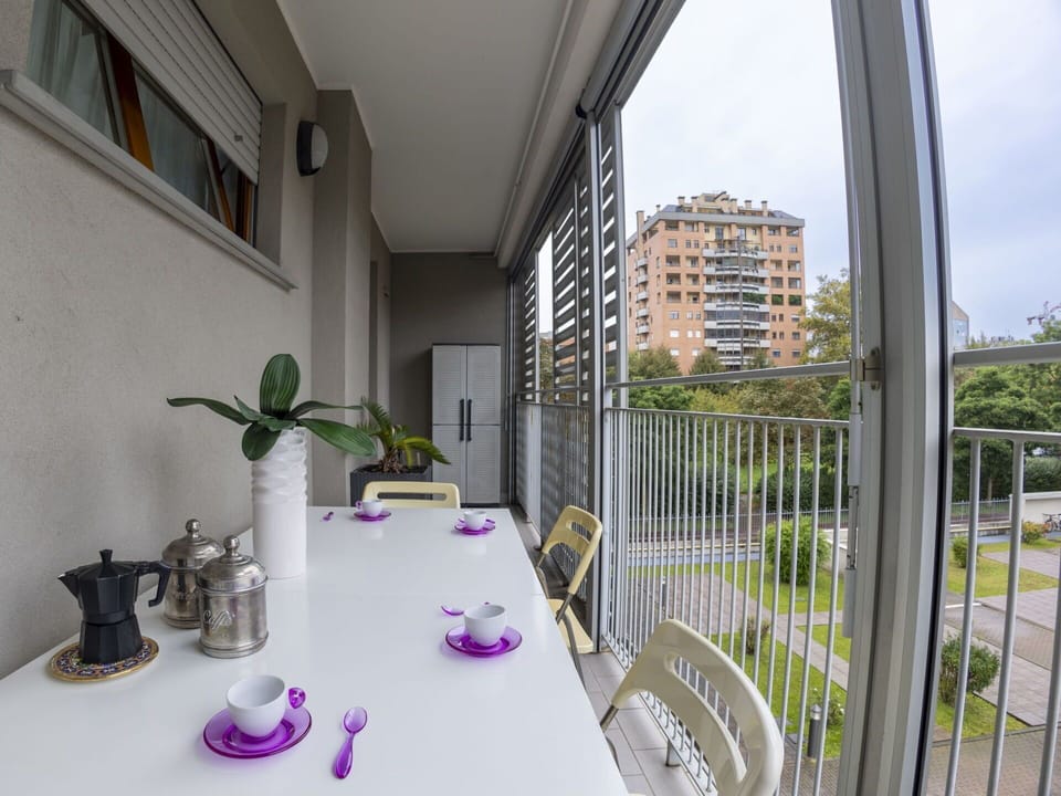 Plant, Building, Property, Window, Table, Tableware, Sky, Interior Design, Houseplant, Architecture