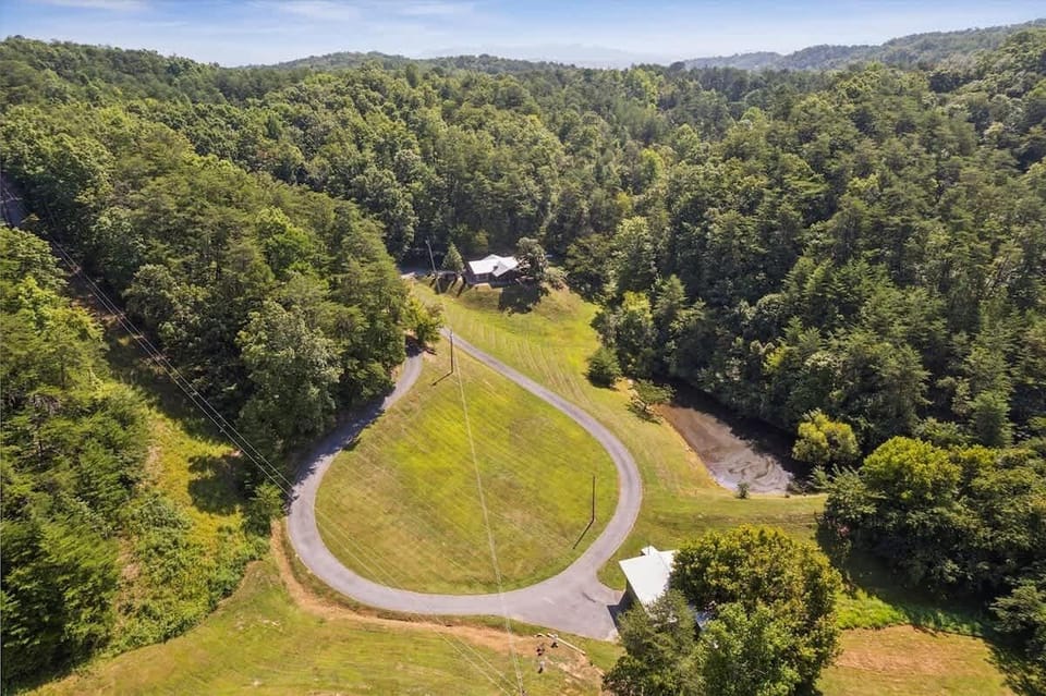  Explore expansive greens and wooded views, perfect for outdoor adventures!