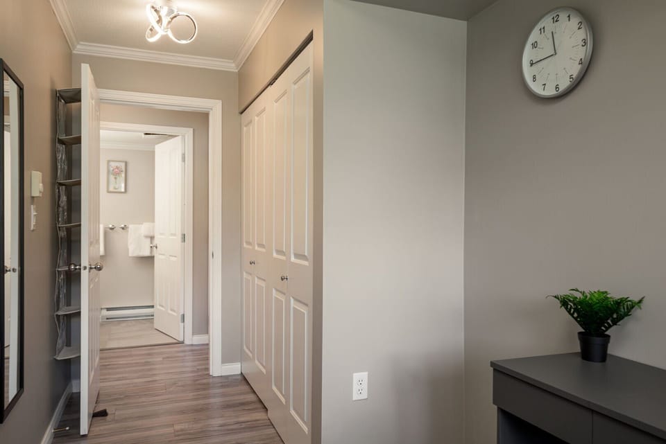 Start your stay off right with a tidy and stylish front entry.