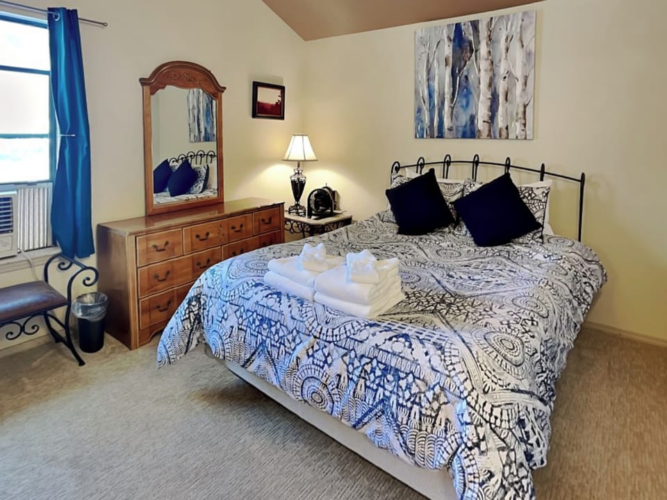 Bedroom 1 - Queen Bed, Shared En Suite - First Floor