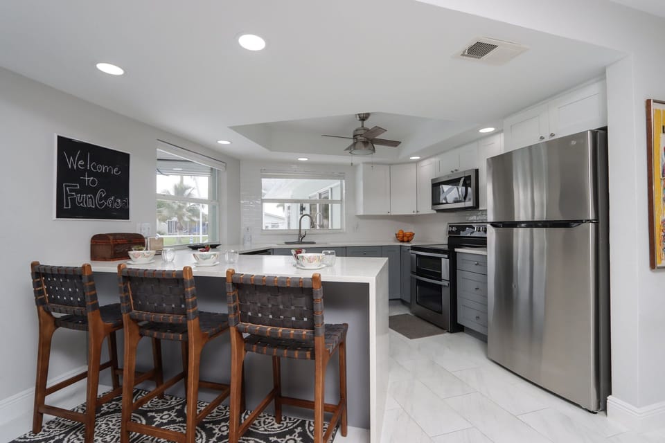 Kitchen with breakfast bar