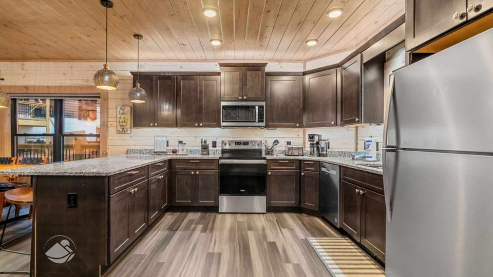 Three Bedroom Cabin Sleeps 10 with Indoor Pool in Gatlinburg nea