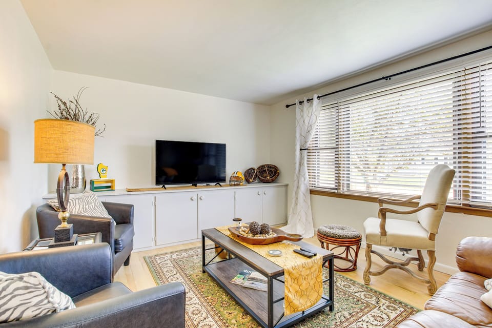 Green Bay Vacation Rental | 3BR | 2BA | 1,500 Sq Ft | 4 Steps Required