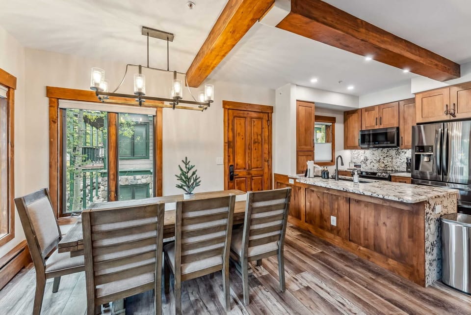 Kitchen: Fully-equipped kitchen, updated appliances, Keurig coffee machine, 7-person dining table
