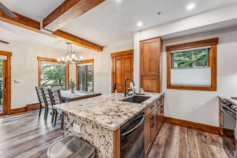Kitchen: Fully-equipped kitchen, updated appliances, Keurig coffee machine, 7-person dining table
