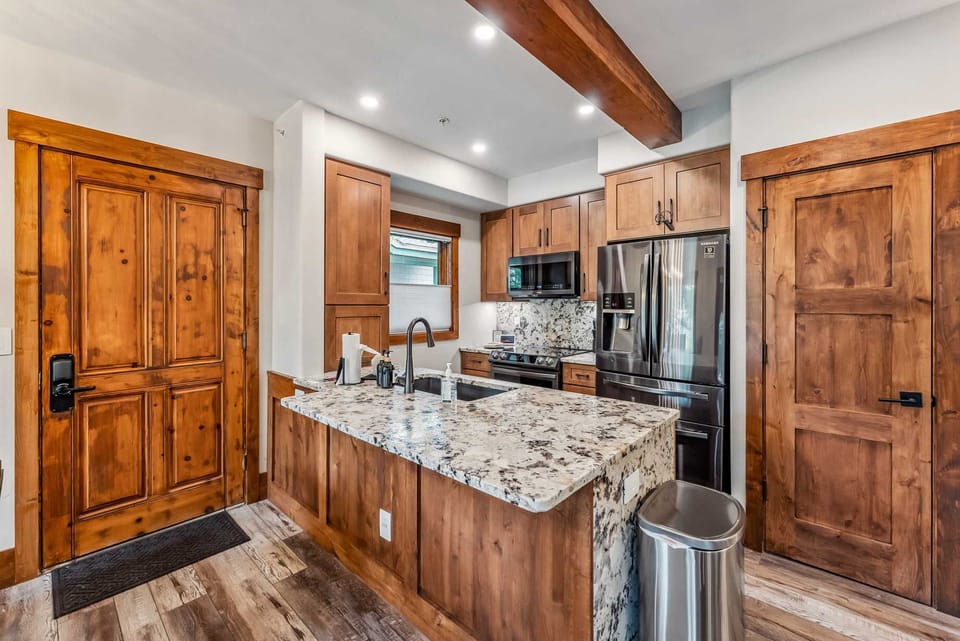 Kitchen: Fully-equipped kitchen, updated appliances, Keurig coffee machine, 7-person dining table
