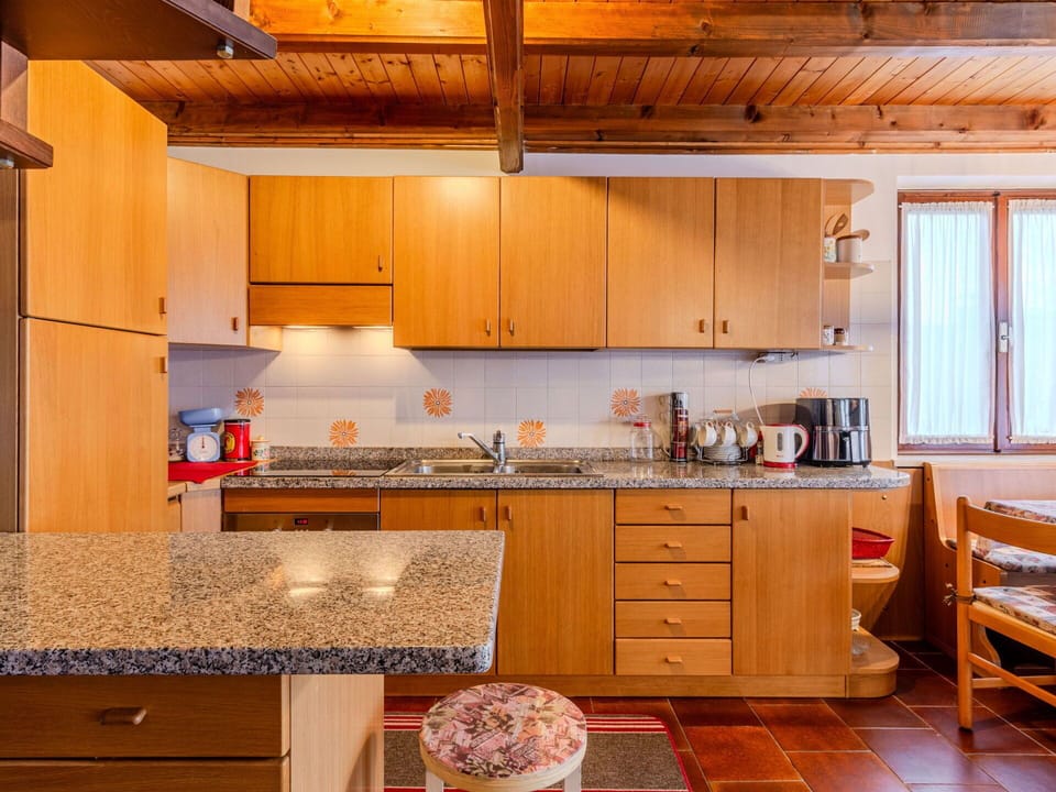 Wood, Interior Design, Flooring, Kitchen, Floor, Cabinetry, Room, Ceiling, Countertop, Apartment