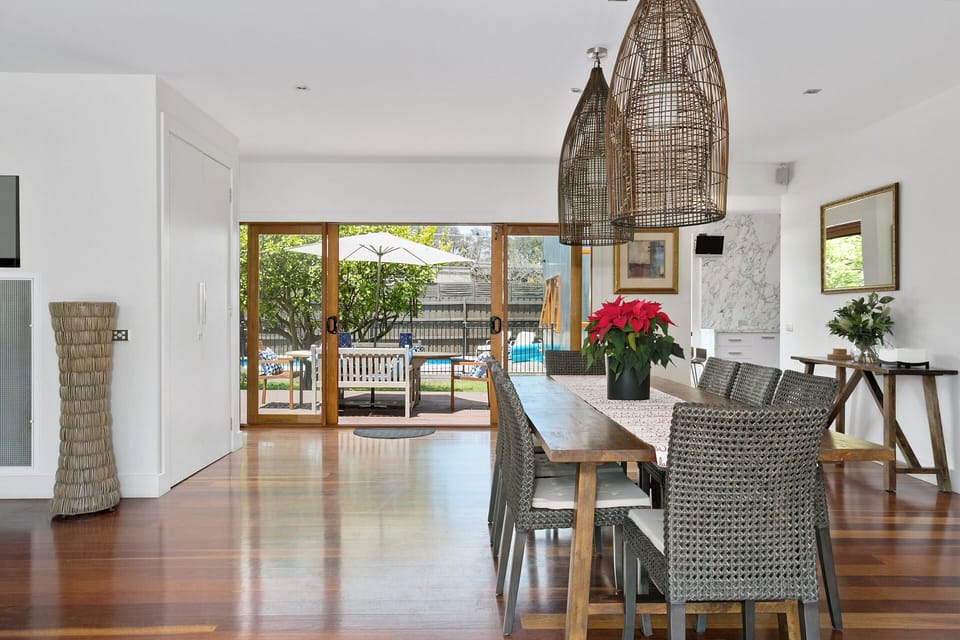 Lounge, Dining