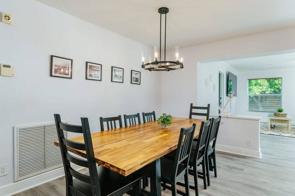 Dining for 8