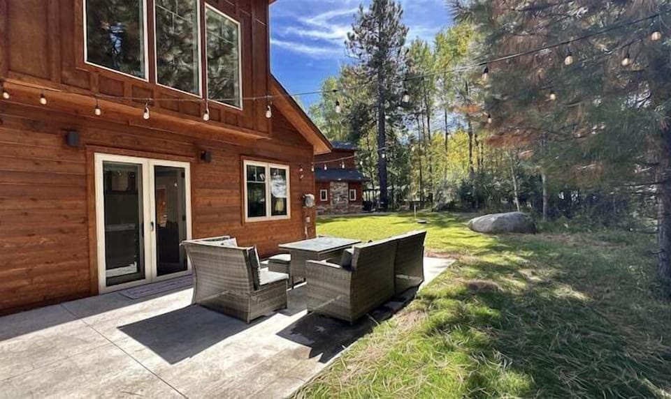 Large outdoor private patio