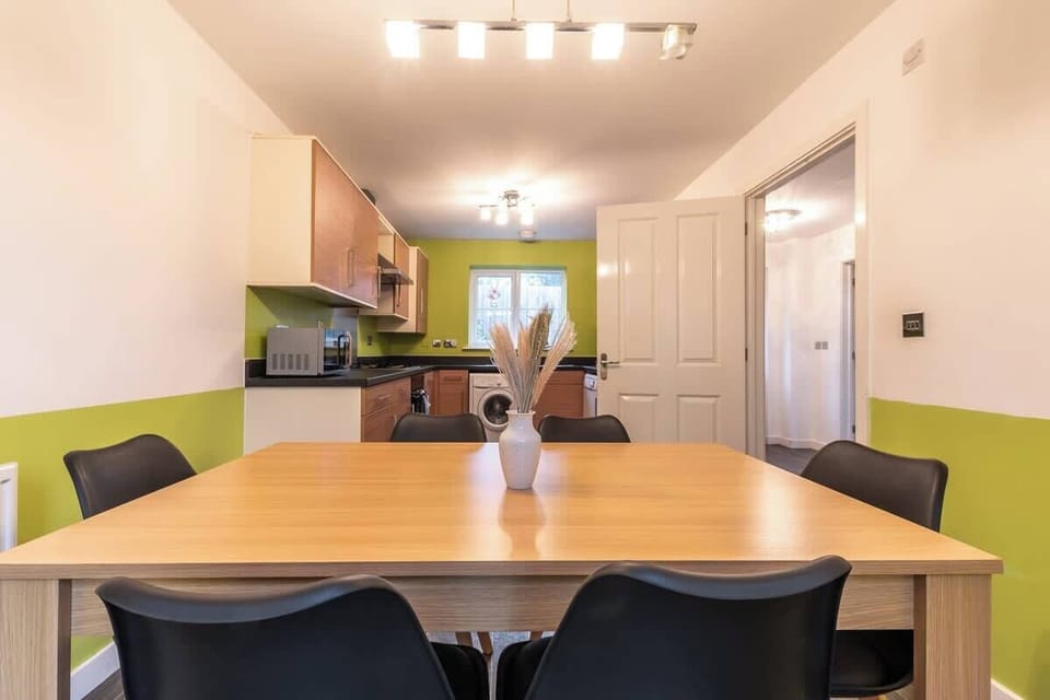 Moresby Way, Peterborough - Host & Stay