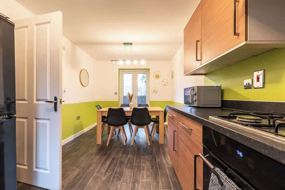 Moresby Way, Peterborough - Host & Stay