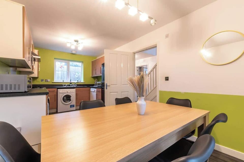 Moresby Way, Peterborough - Host & Stay