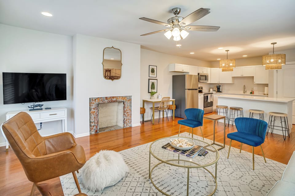 Living Room | Free WiFi | Central Heating & A/C | Smart TV | Full Sleeper Sofa