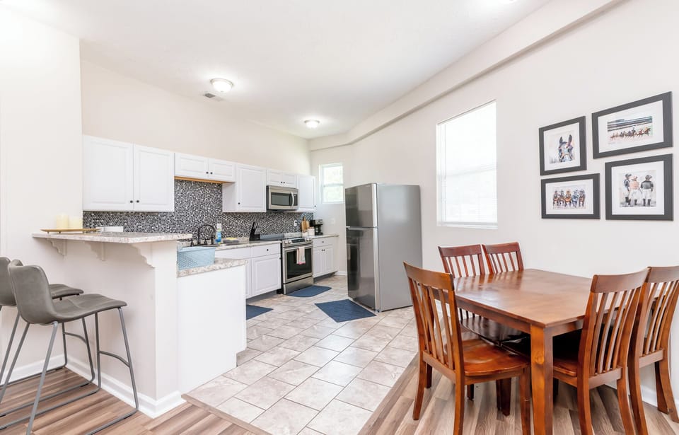 Eat in kitchen and bar