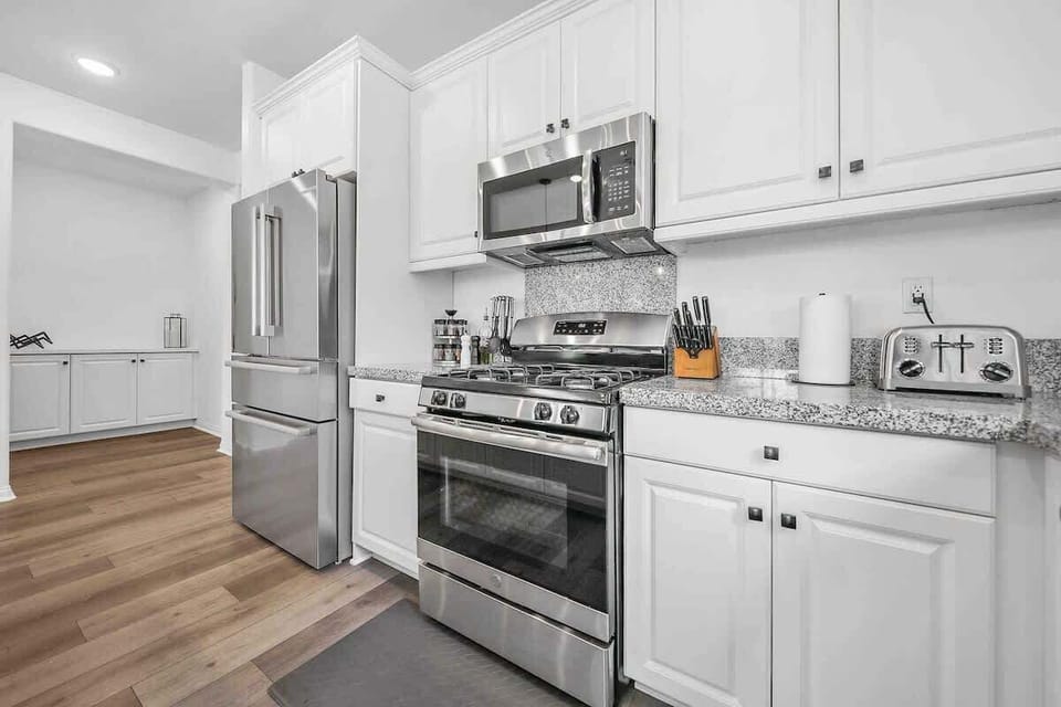 High End appliances throughout