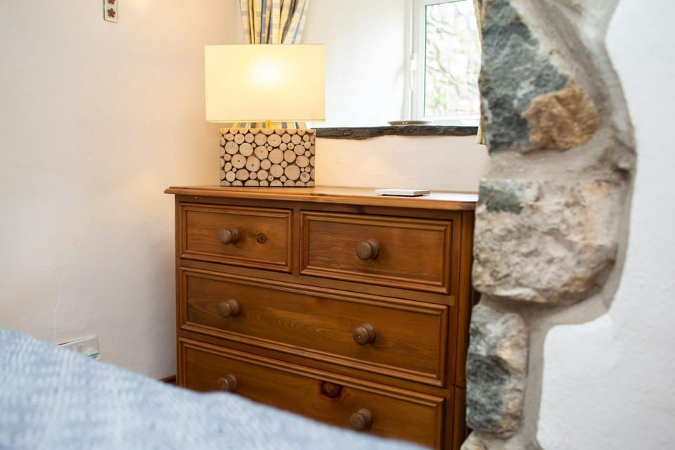 Double bedroom with a chest of drawers