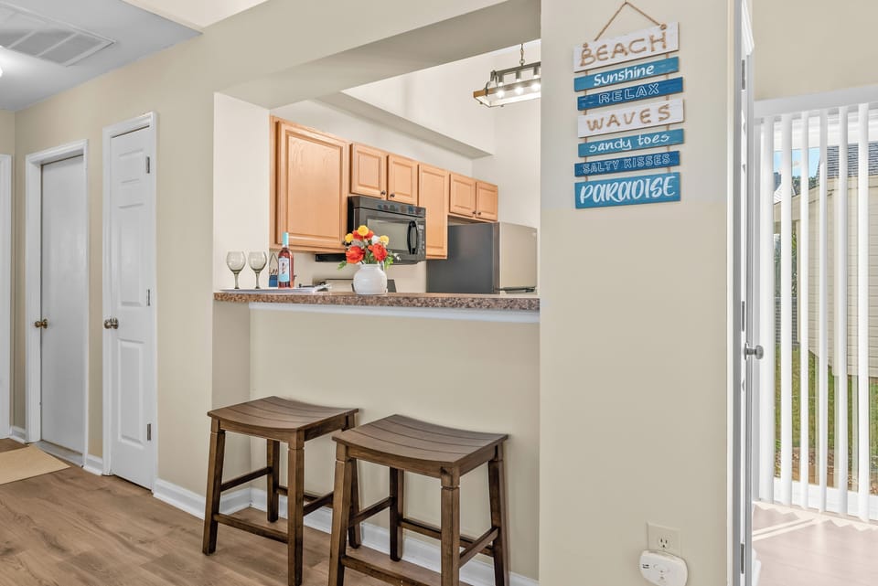 Cozy 2-seat bar—perfect for morning coffee, quick bites, or evening chats.