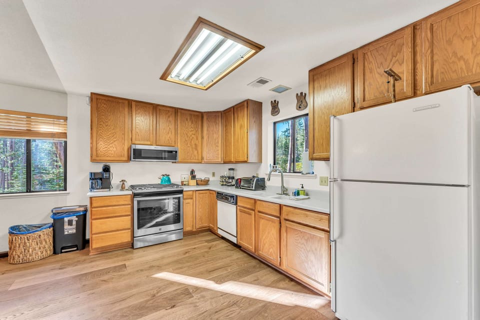 Kitchen: Fully-equipped kitchen, drip coffee maker and Keurig coffee machine, 6-person dining table
