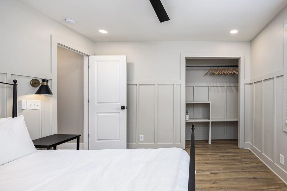 Queen bed - One bedroom unit.