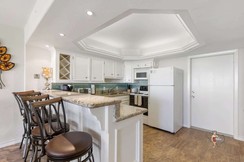 There’s a convenient breakfast bar with four bar stools for a quick snack, coffee, or to work on your laptop